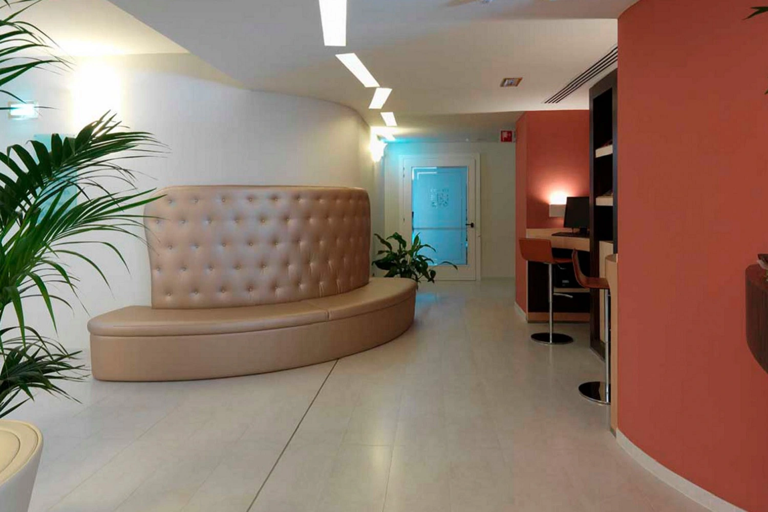 Nowoczesna i elegancka poczekalnia w hotelu od Marazzi